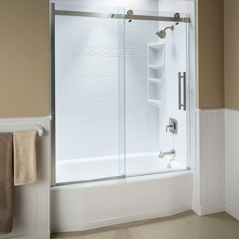 salle de bain rénovée : baignoire avec porte en verre coulissante