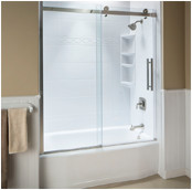 salle de bain : baignoire avec porte en verre coulissante