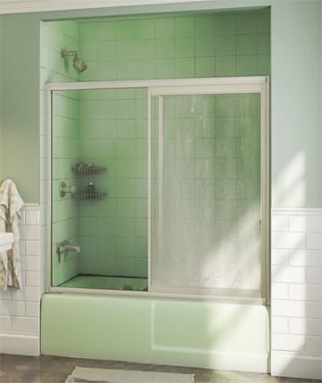 bathtub avec une porte en verre avant les rénovations